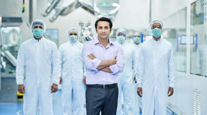 印度疫苗生产商CEO逃往英国！大妈在自家菜园种植600多株罂粟