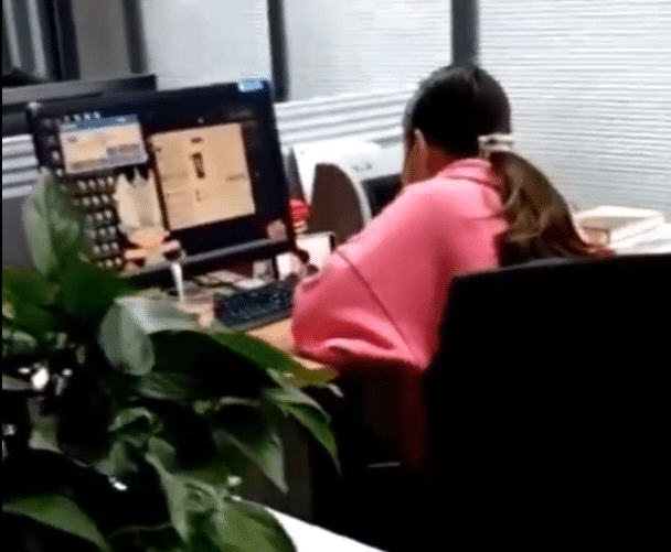 两公职人员上班追剧被举报