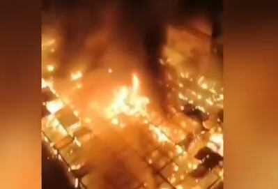 车棚火灾200多辆电车爆 炸