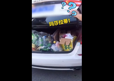 母亲捡废品 儿子开豪车来接