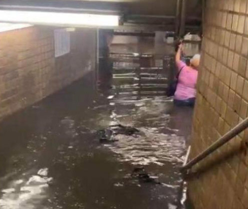 纽约地铁被淹 美网民:像中国