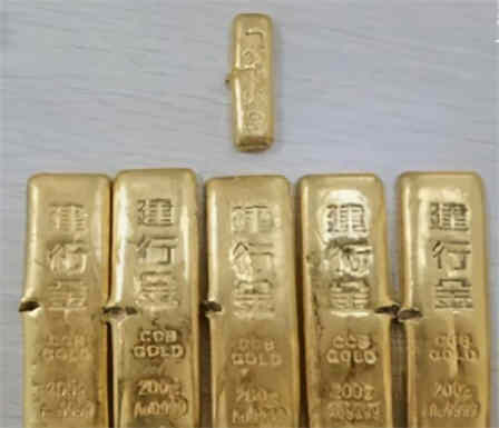 女子买6根金条快递盒竟是空的