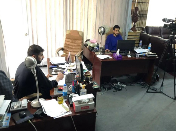 央视报道员被塔利班翻手机