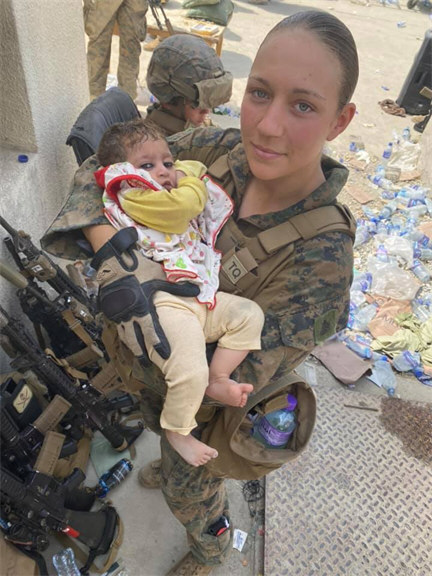 抱阿富汗婴儿女兵被炸死