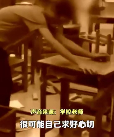 老师情绪失控掀翻6张课桌