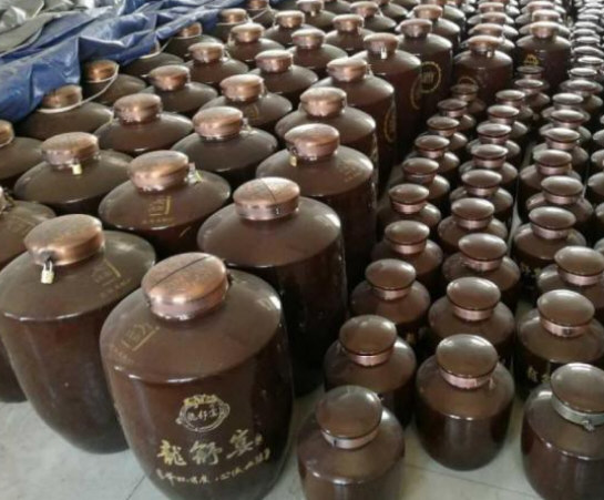 副局长情人逼地产商以酒换房