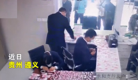 7岁孩子将6000元现金撕成碎片