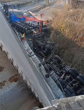 湖北高速高架桥垮塌已致3死