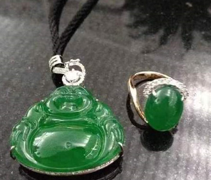 民警执行任务时窃取百万财物