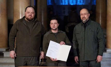 乌总统签署申请加入欧盟文件