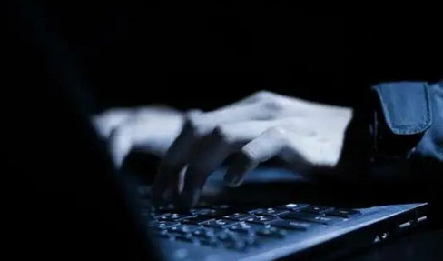 2人从事间谍活动被村干部发现