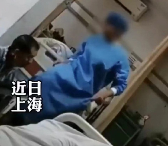上海一社区医院护工殴打老人