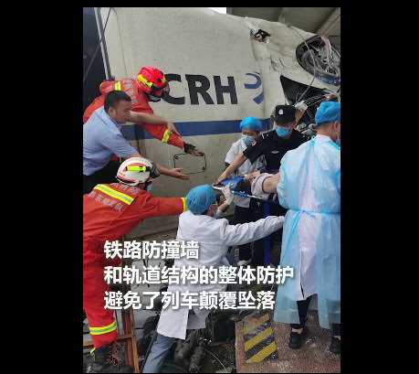 贵州一动车撞泥石流脱线 1死8伤