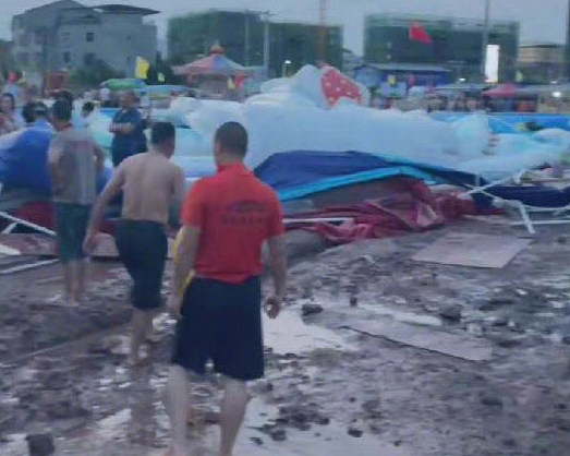 泳池垮塌遇难者父亲:刚下水1分钟