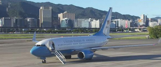 佩洛西结束窜台 搭机离开台湾