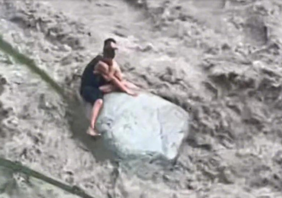 被冲走前 父亲试图将孩子抛上岸