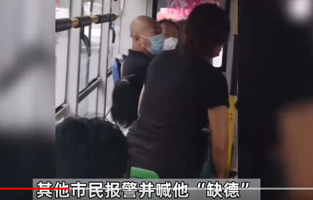 男子坐公交没戴N95被乘客骂缺德
