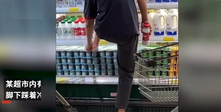 超市员工脱袜子光脚踩冷藏牛奶