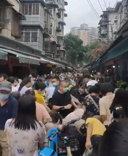 成都：今日18时起全体居民原则居家