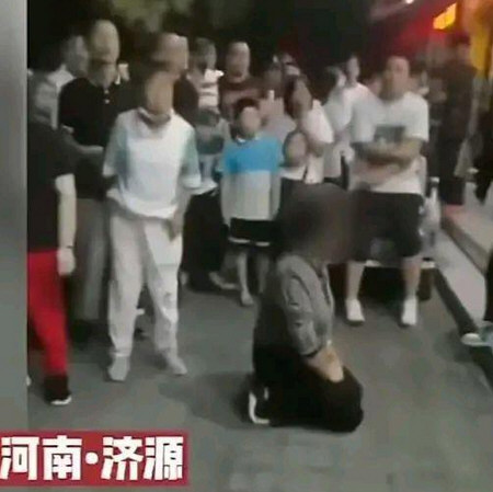 老人疑因孙子被打给多名学生下跪