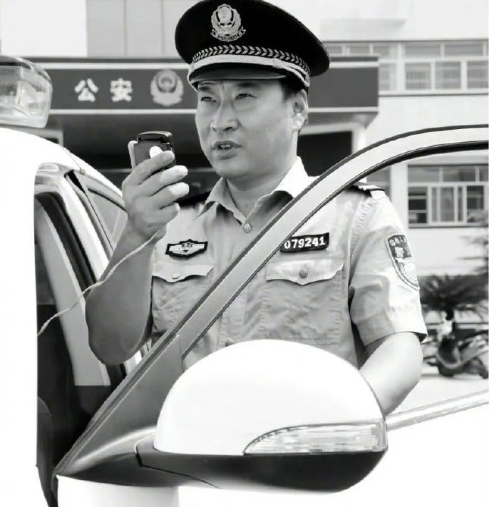 派出所副所长遭嫌犯拒捕牺牲