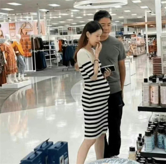 章泽天怀孕随刘强东明州逛超市