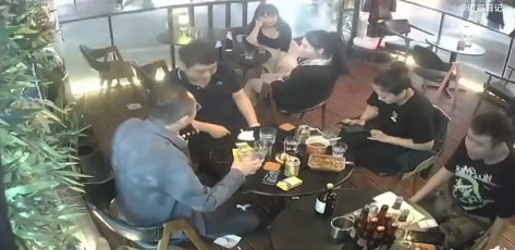 一男子酒吧调戏女孩老板2次劝阻