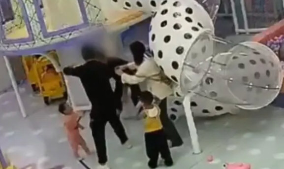 孩子起摩擦 男子掌掴别家小孩妈妈