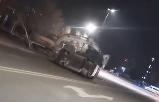 挖掘机当街破坏致1死 司机被击毙 挖掘机当街破坏致1死 司机被击毙