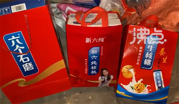女子过年收到4箱礼品3箱是山寨货
