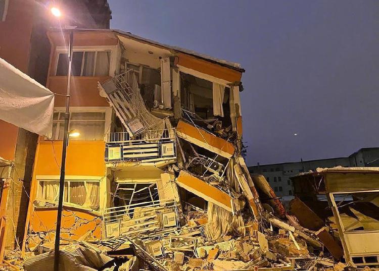 土耳其7.8级地震:房屋倒塌满街狼藉
