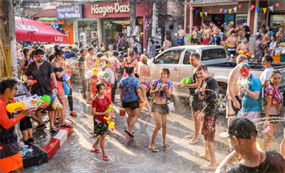 泰国泼水节爆发枪战 多人被击中