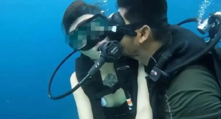 中国女游客潜水多次被教练亲吻