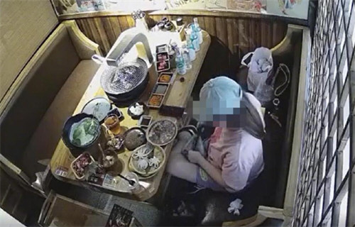 女子吃自助餐偷打包:补交44543元 女子吃自助餐偷打包:补交44543元