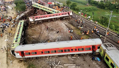 印度列车相撞事故已致288死900伤