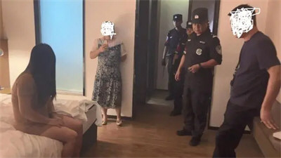 男子加入卖淫团伙还让女友出卖身体