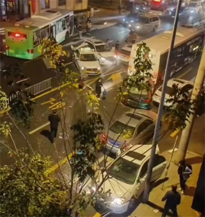 长春一公交失控连撞多车 司机晕倒