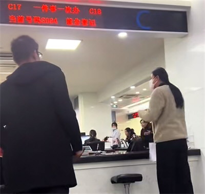 女子办事大厅发飙：每次都说缺材料