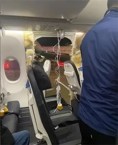 美国一客机空中爆 炸客舱壁脱落