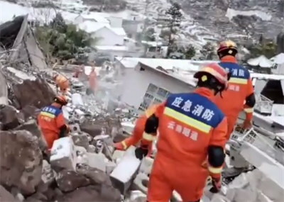云南镇雄发生山体滑坡47人被埋
