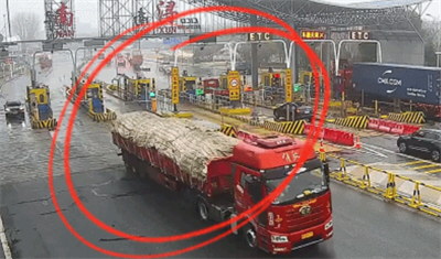 50多辆车在高速离奇炸胎