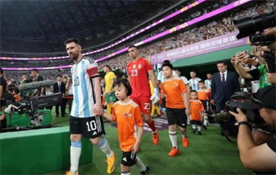 霍启刚说梅西日本上场是伤口撒盐