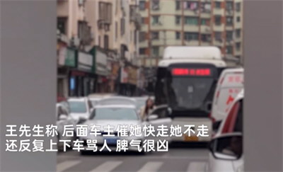 宝马女车主违停买东西致整条街堵塞