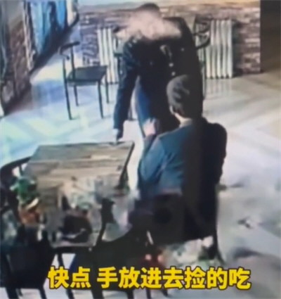 收费站工作人员逼司机吃垃圾桶食物