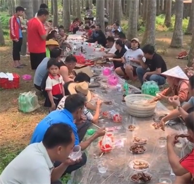 清明扫墓后全村人在墓旁聚餐