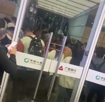 杭州南站拥挤有人破门自救 官方回应