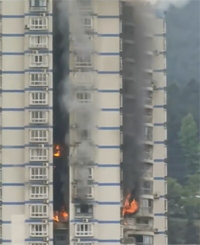 重庆一高层居民楼突发火灾 武隆区失火火势正在蔓延