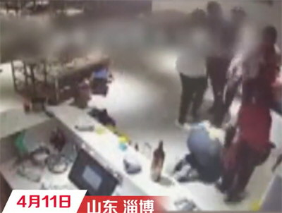 店员下错单被逼下跪向顾客道歉