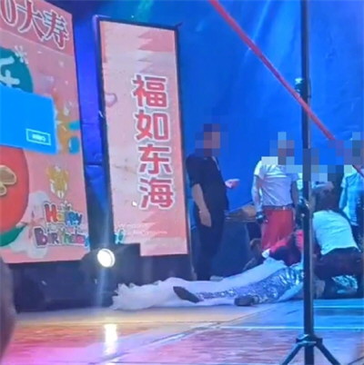 女歌手在老人寿宴上踩裙摆摔倒去世 警方回应女歌手寿宴上摔倒去世