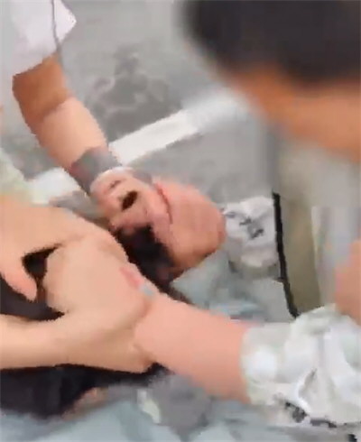 男孩街头猛扯母亲头发并施暴